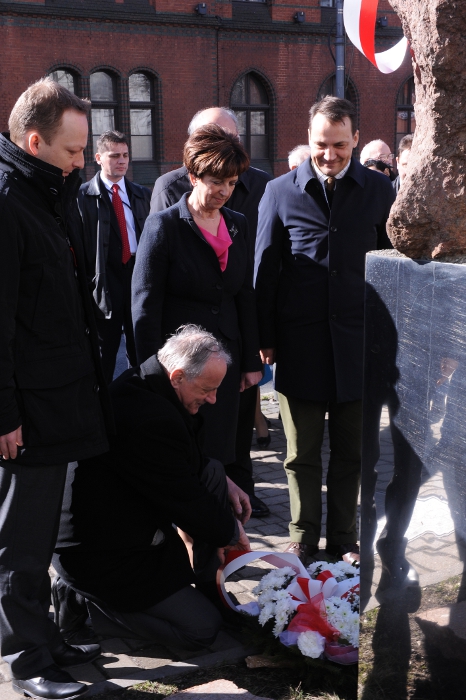 2012-03-19 - Radosław Sikorski upamiętnił wydarzenia Bydgoskiego Marca ‘81 / fot.Robert Sawicki