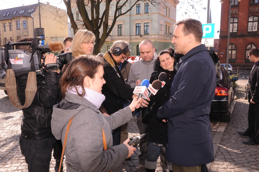 2012-03-19 - Radosław Sikorski upamiętnił wydarzenia Bydgoskiego Marca ‘81 / fot.Robert Sawicki